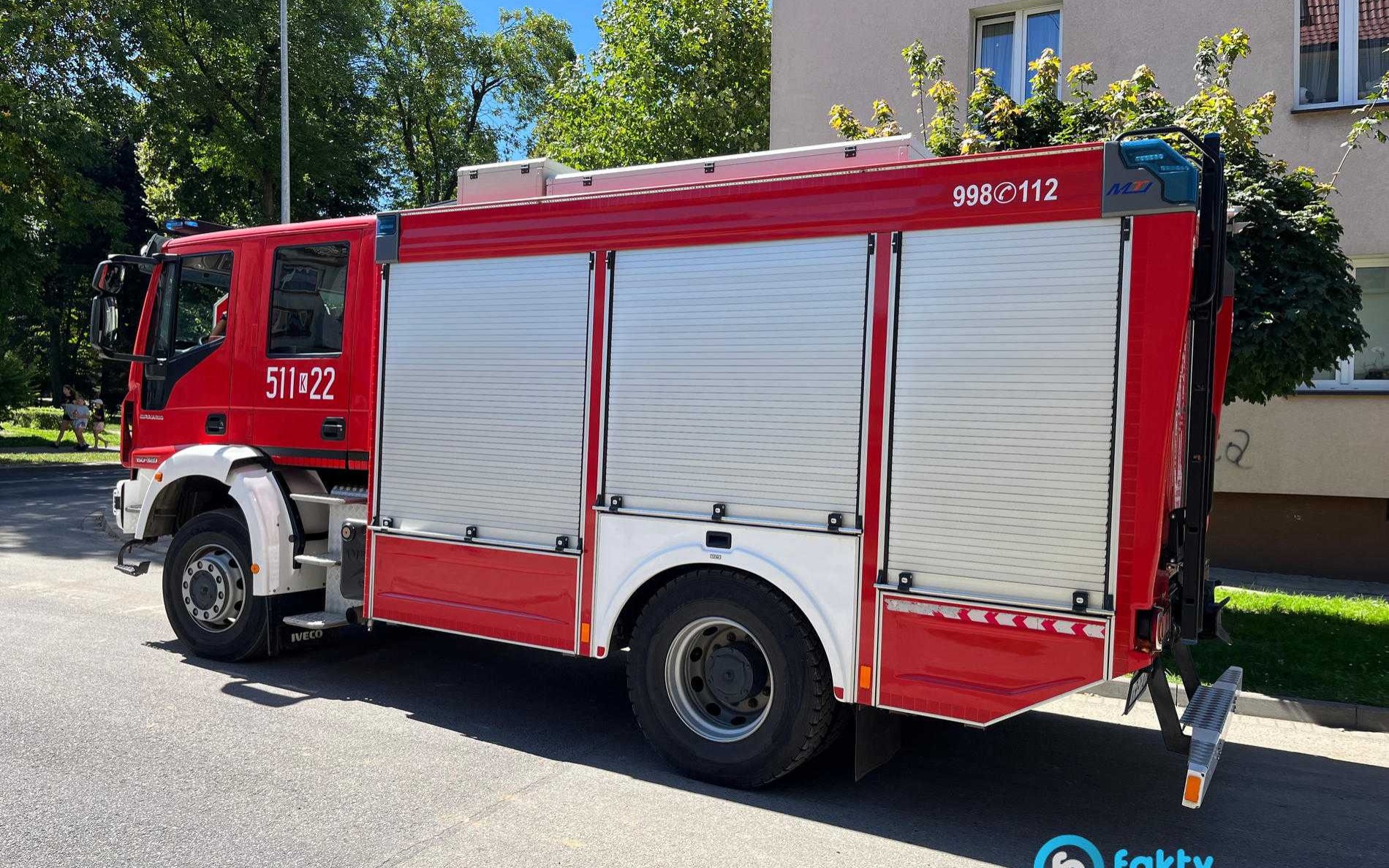 Po parapecie okna na drugim piętrze chodził czterolatek