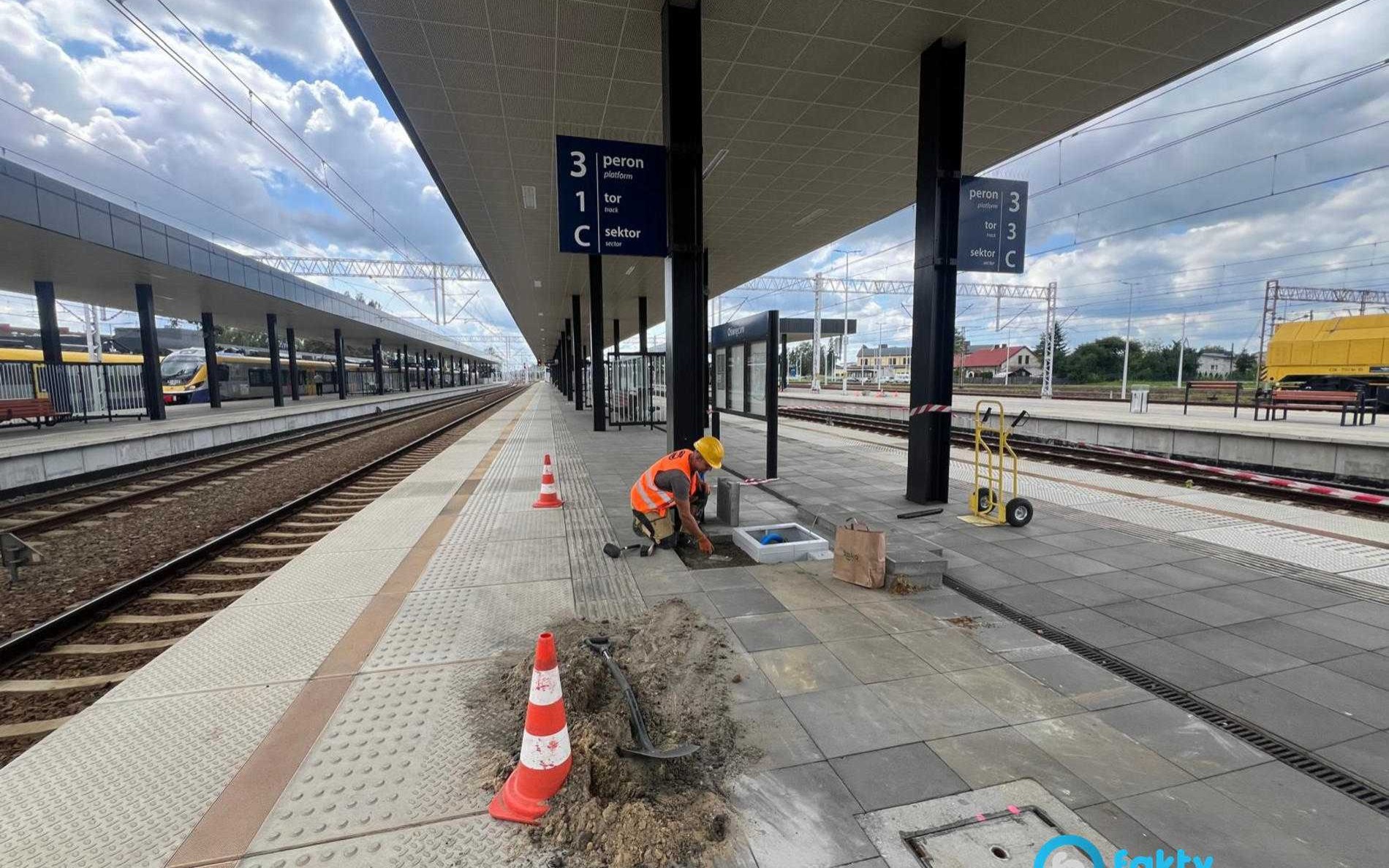 Zaczął się montaż elektronicznych wyświetlaczy na stacji w Oświęcimiu