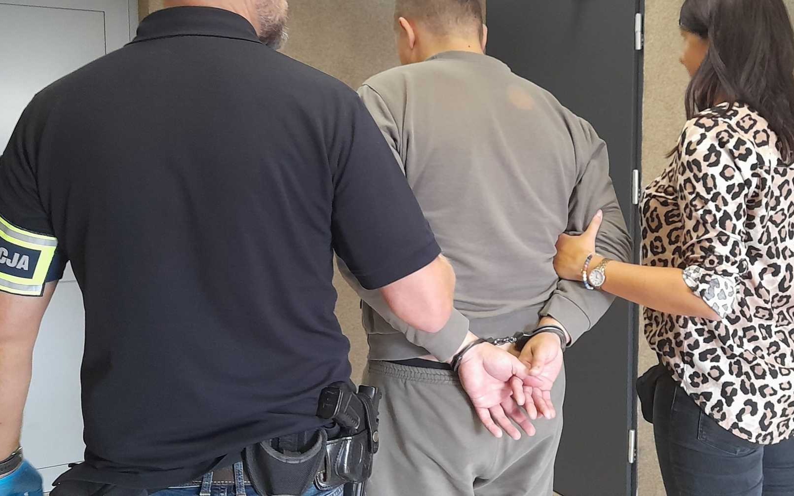 Oszust odebrał pieniądze od seniorki. Po chwili był już w kajdankach