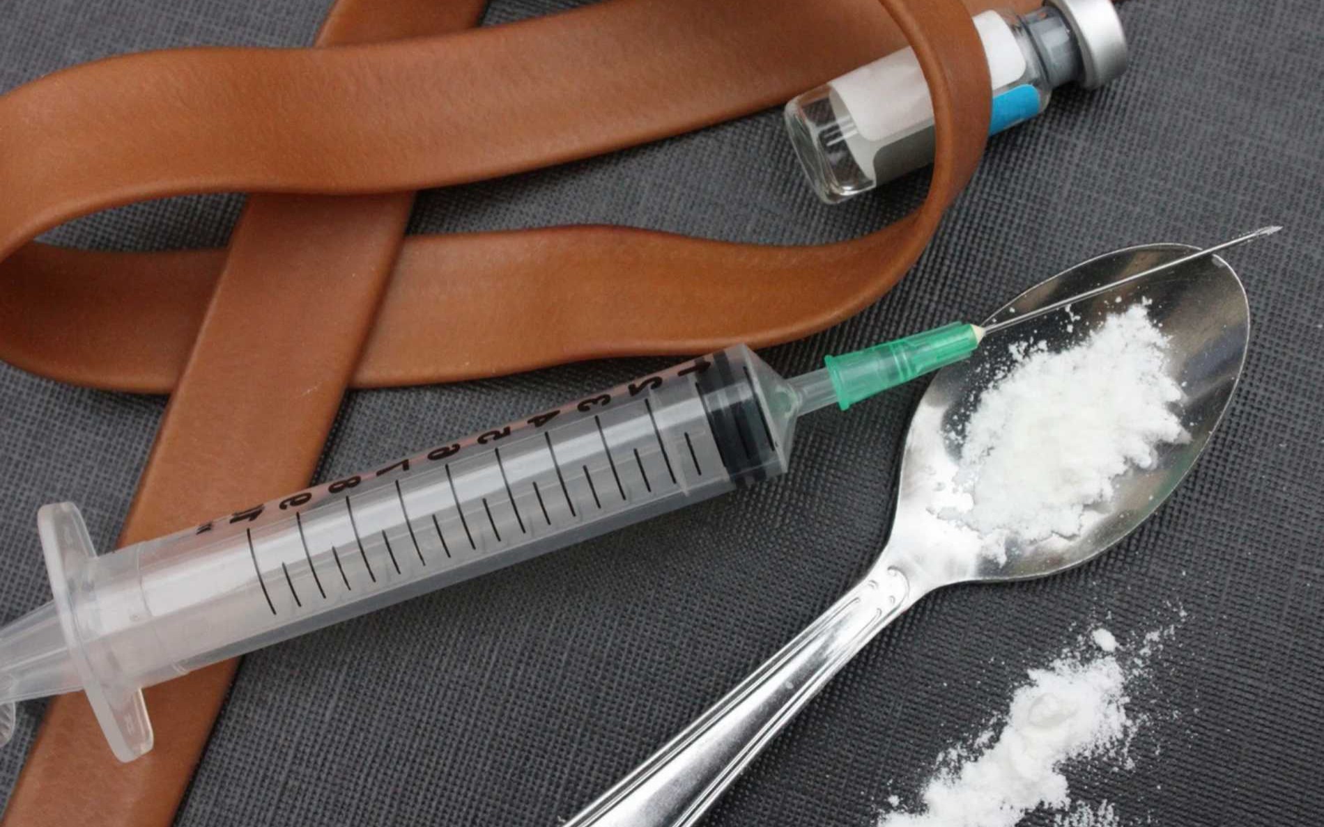 Upił się i zasnął. Policjanci znaleźli przy nim narkotyki