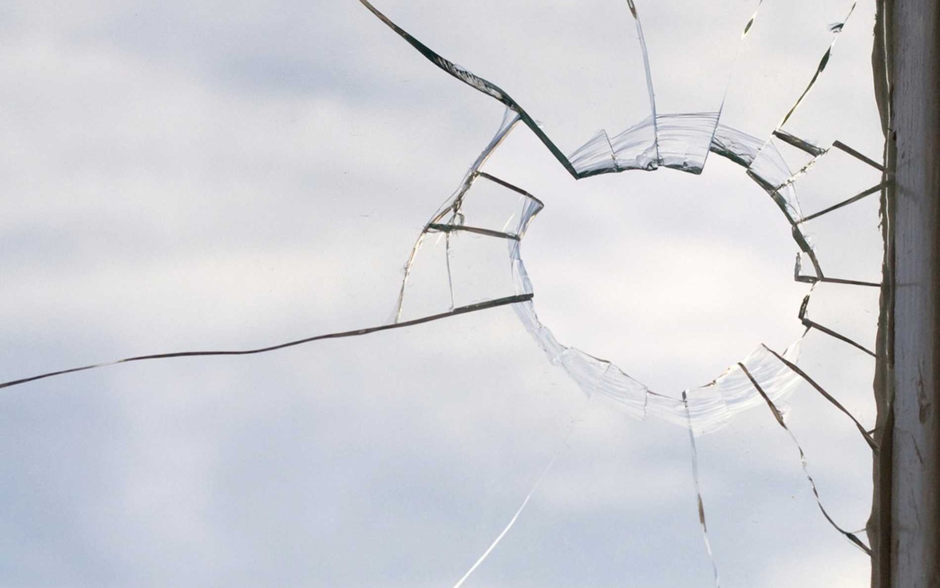 Wybił szybę, by ukraść alkohol i pieniądze