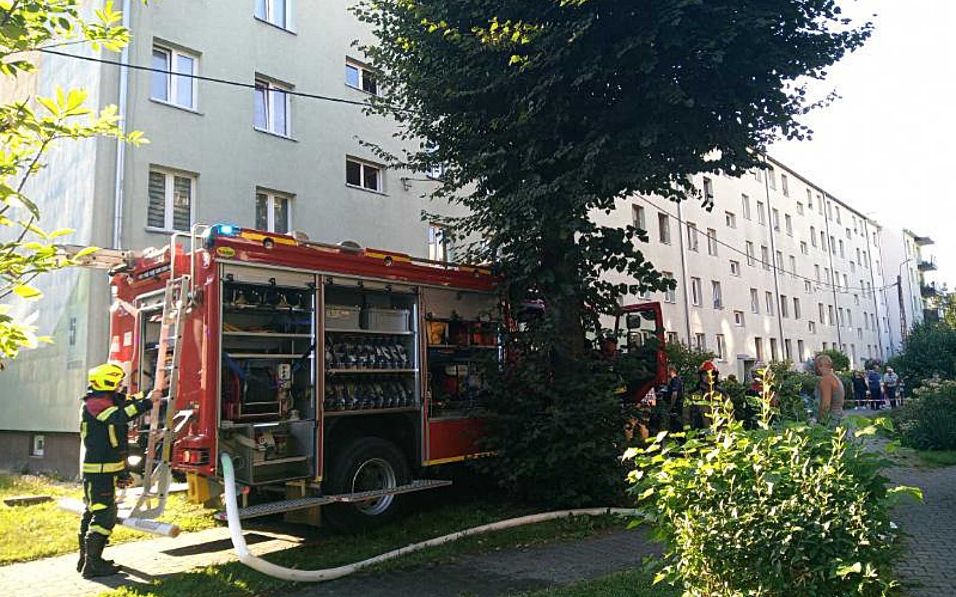 Na czwartym piętrze bloku wybuchł pożar