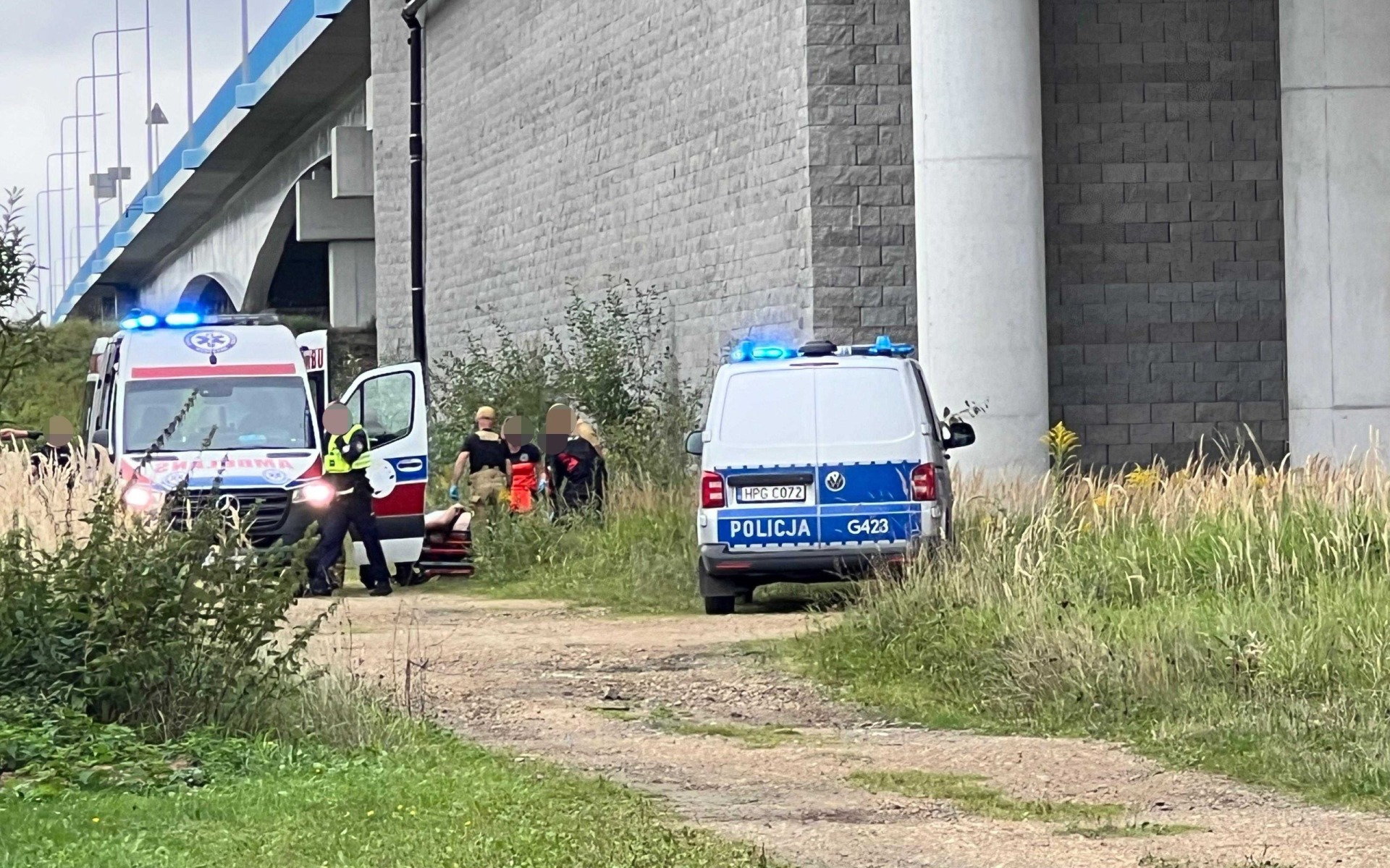 Pacjent uciekł z karetki i wskoczył do Wisły – FILM, FOTO