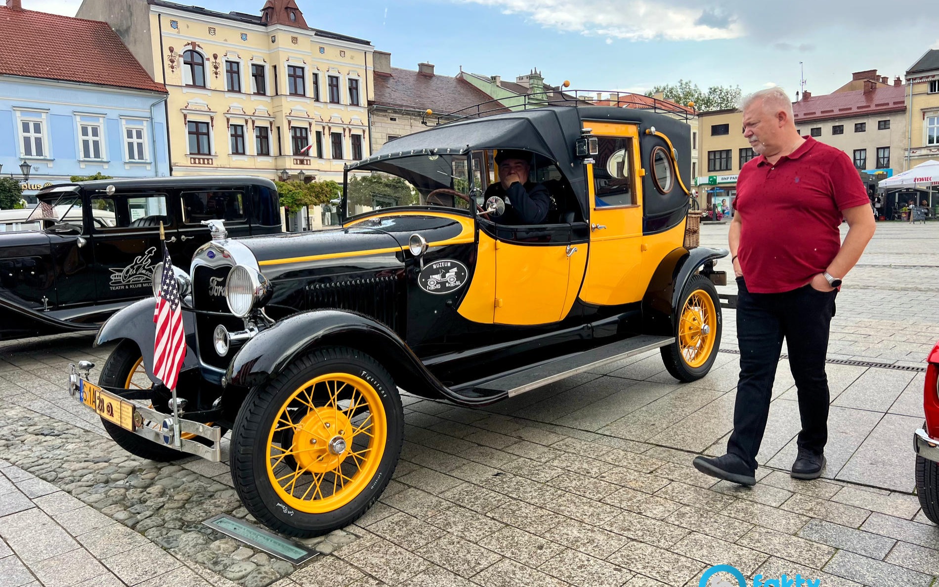 Zabytkowe samochody rozgrzały dziś rynek – FILM, FOTO