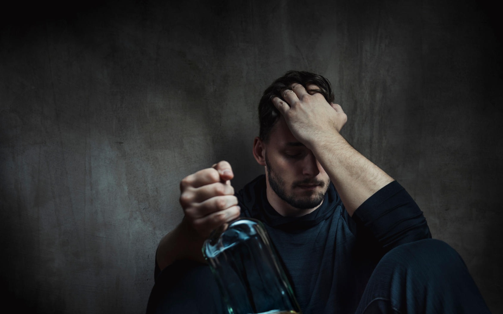 Pijany ojciec z sześciolatkiem na spacerze