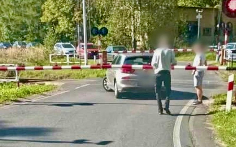 „Zdążę przejechać” pomyślał kierowca i … utknął na torach