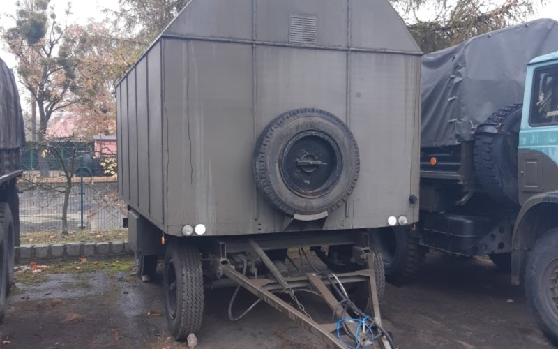 Powojskowe tokarki, kontenery, części do stara – FOTO