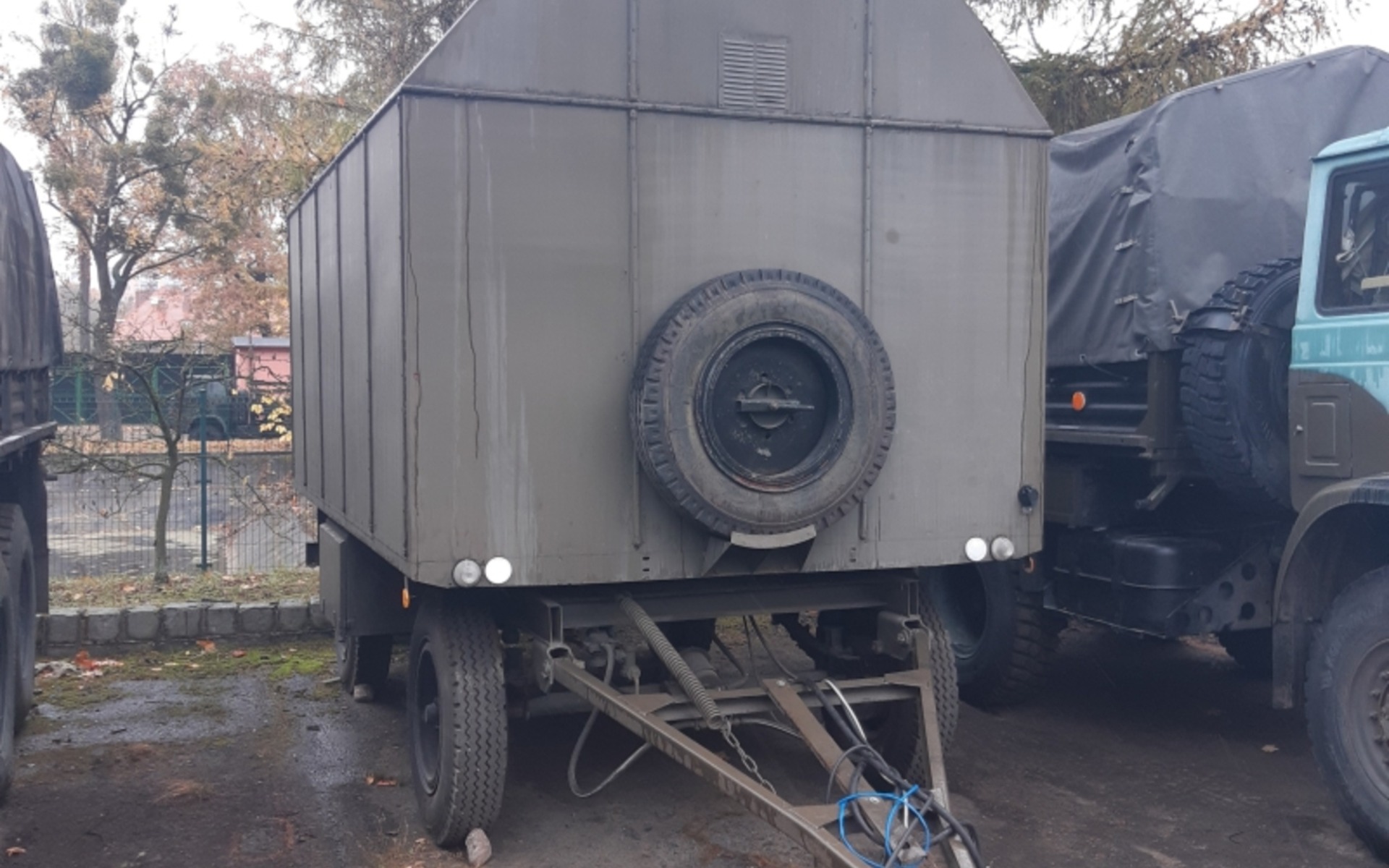 Powojskowe tokarki, kontenery, części do stara – FOTO