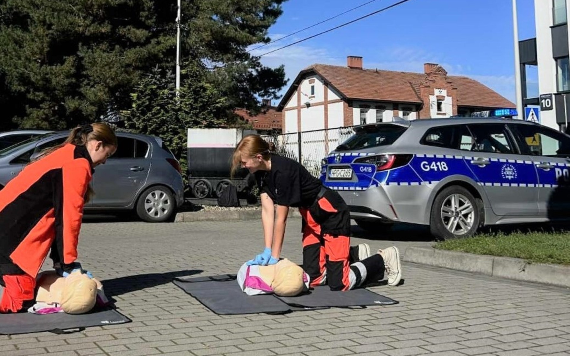 Kierowcy ćwiczą pierwszą pomoc z policją i młodzieżą – FOTO