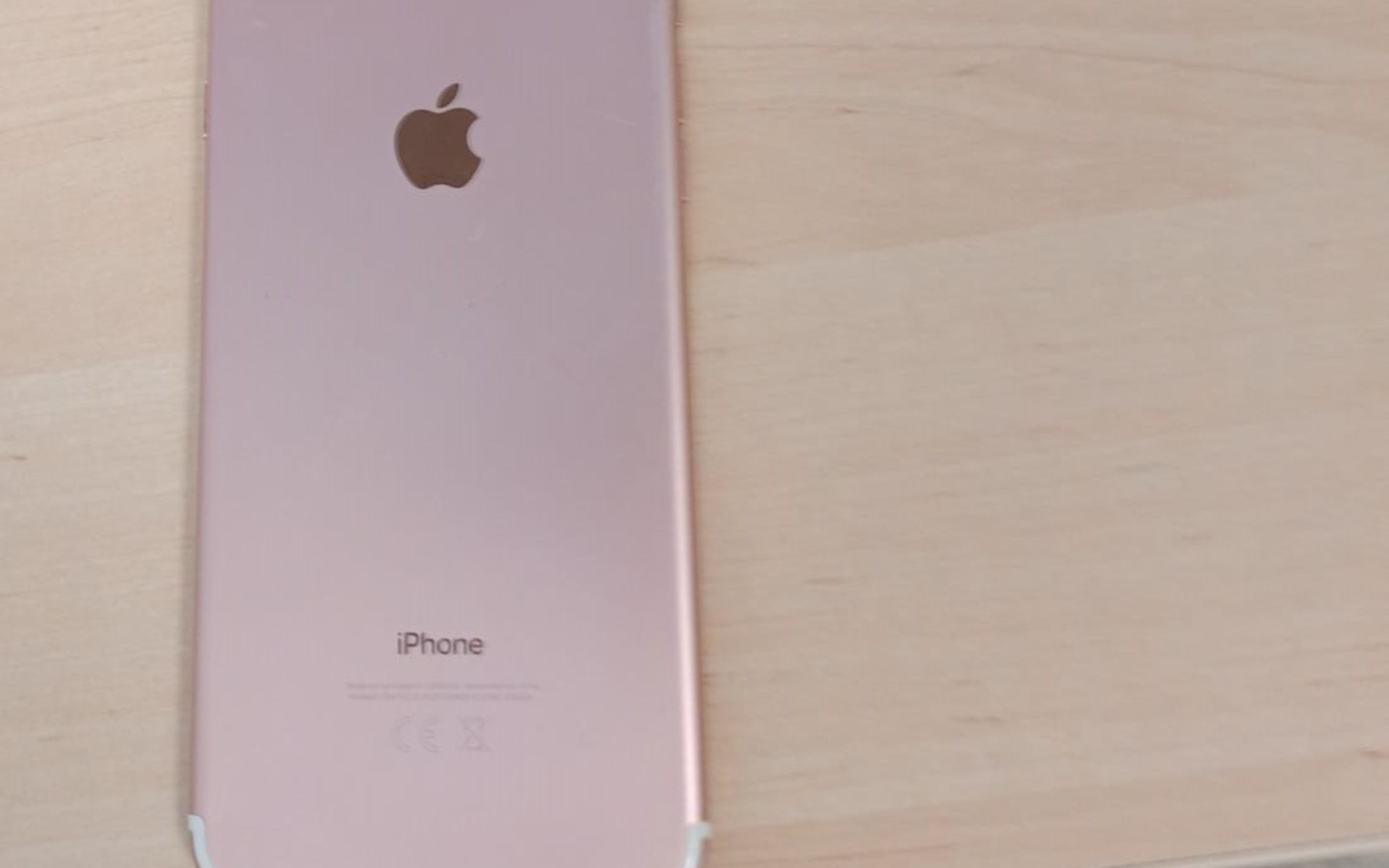 Różowy iPhone czeka na właścicielkę / właściciela w komisariacie