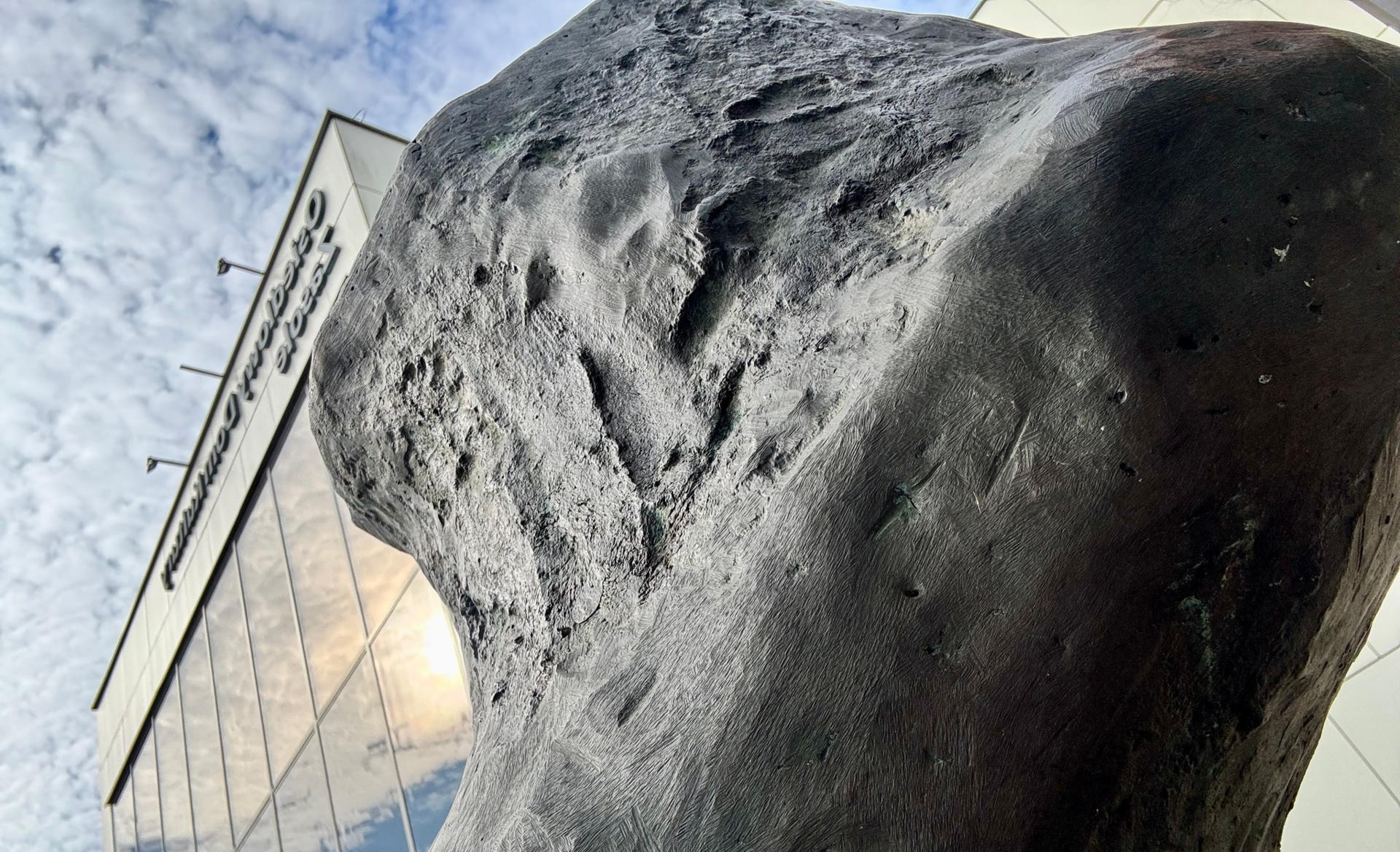 Rzeźba Remigiusza Dulko zdobi przestrzeń przed ODK Zasole – FOTO