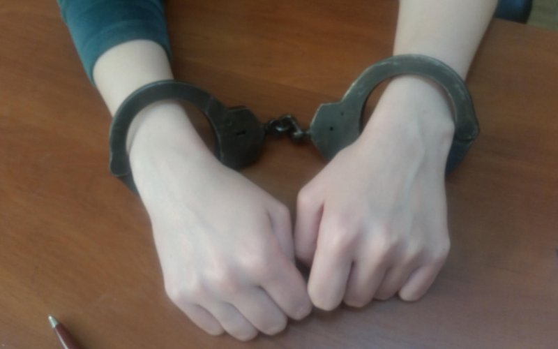 Agresywna kobieta zniszczyła drzwi i groziła sąsiadce