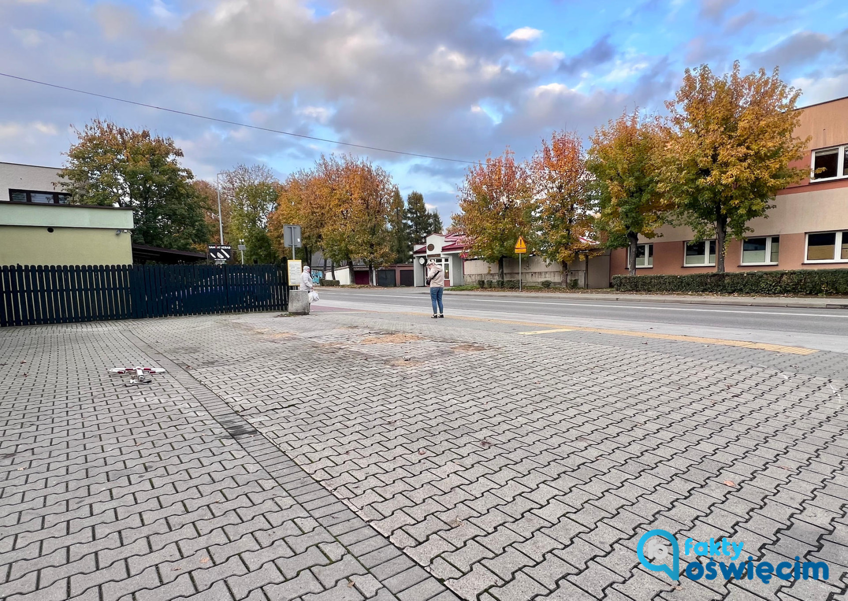 Zniknęła wiata, pojawiły się ławki. Mieszkańcy os. Błonie pytają: dlaczego?