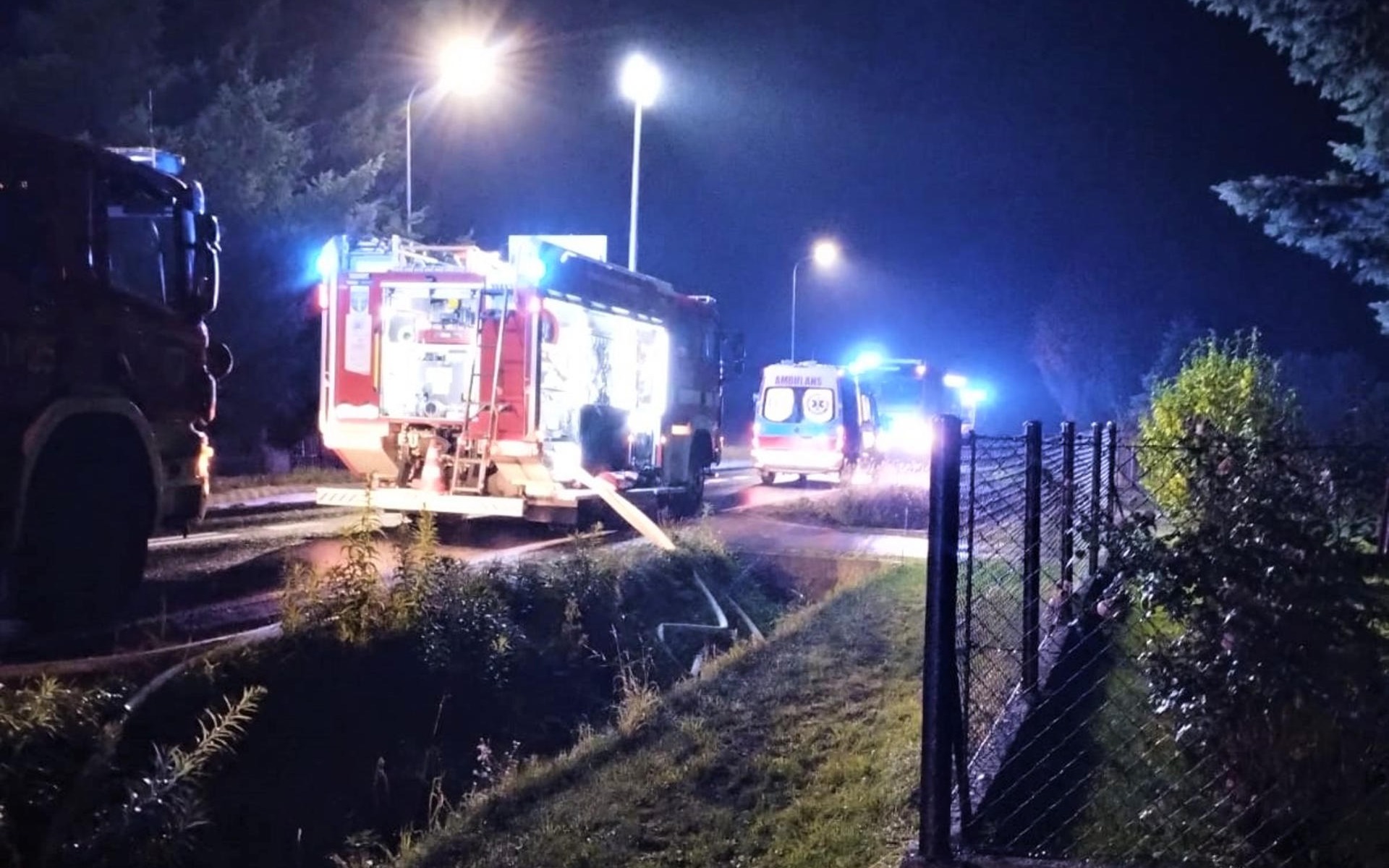 Zmarł mężczyzna, którego mieszkańcy i policjanci wynieśli z płomieni