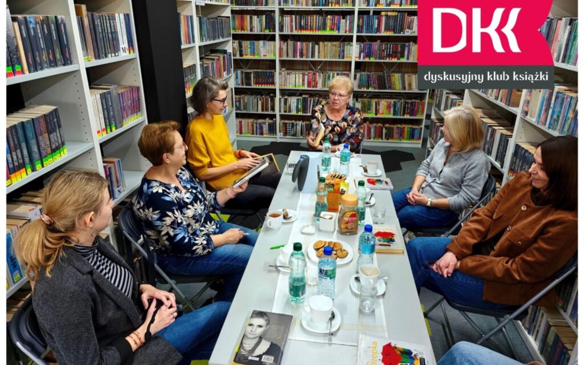 Rozmowa o „Szopce” Zośki Papużanki w bibliotece w Osieku