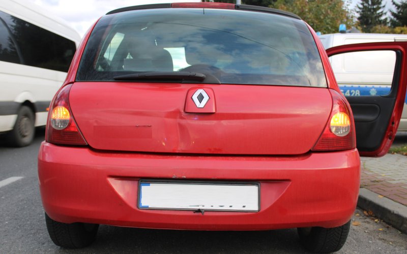 Najechał na samochód. Był pod wpływem środków odurzających