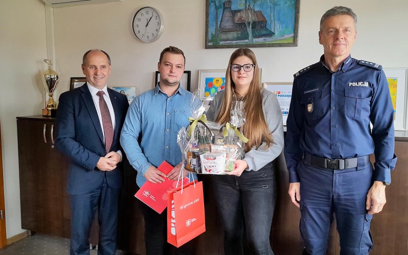 Wójt i komendant policji dziękują za odwagę i poświęcenie – FOTO