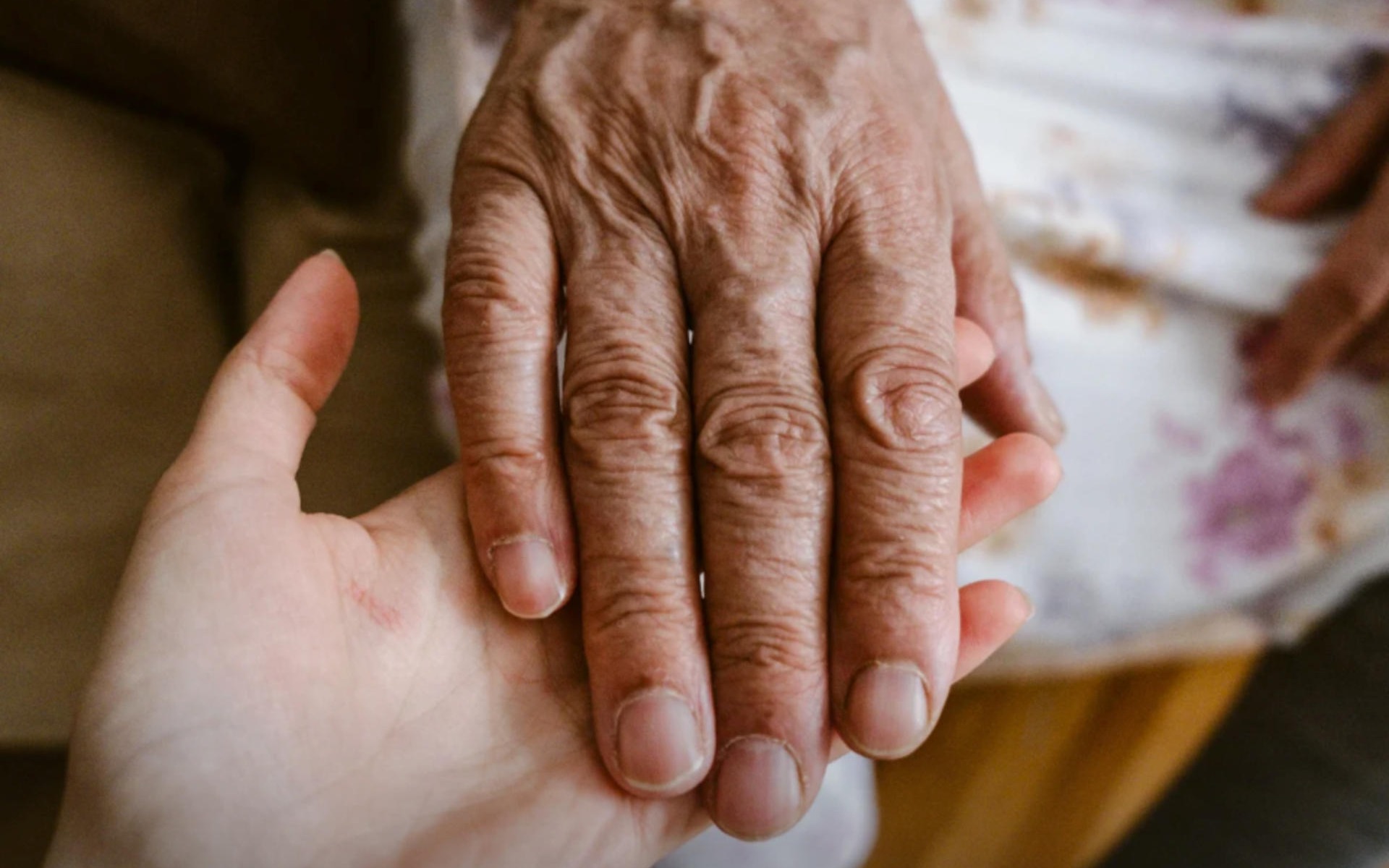 Reakcja kobiety i szybka pomoc policjantów uratowały życie 90-latki