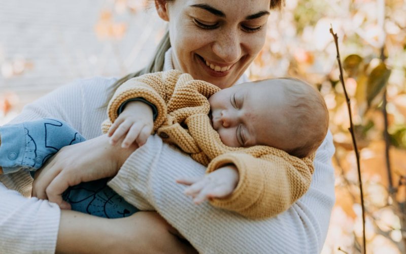 Ciepło, miękko i bezpiecznie – jak zorganizować jesienny spacer z niemowlakiem?