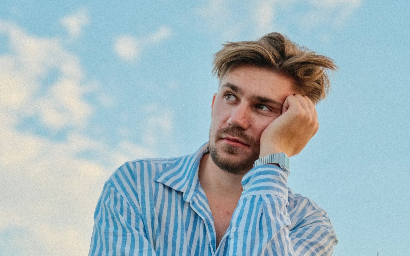 Marcin Jurecki z nowym singlem „Czarno-biały film” – FILM, FOTO