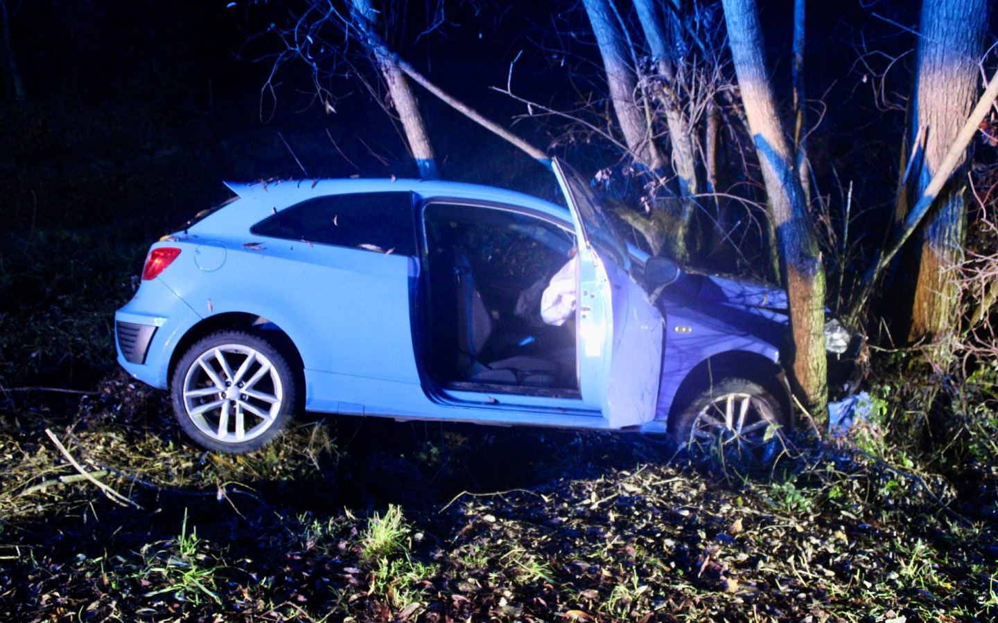 Kierowca seata uderzył w drzewo. Pięć osób trafiło do szpitala