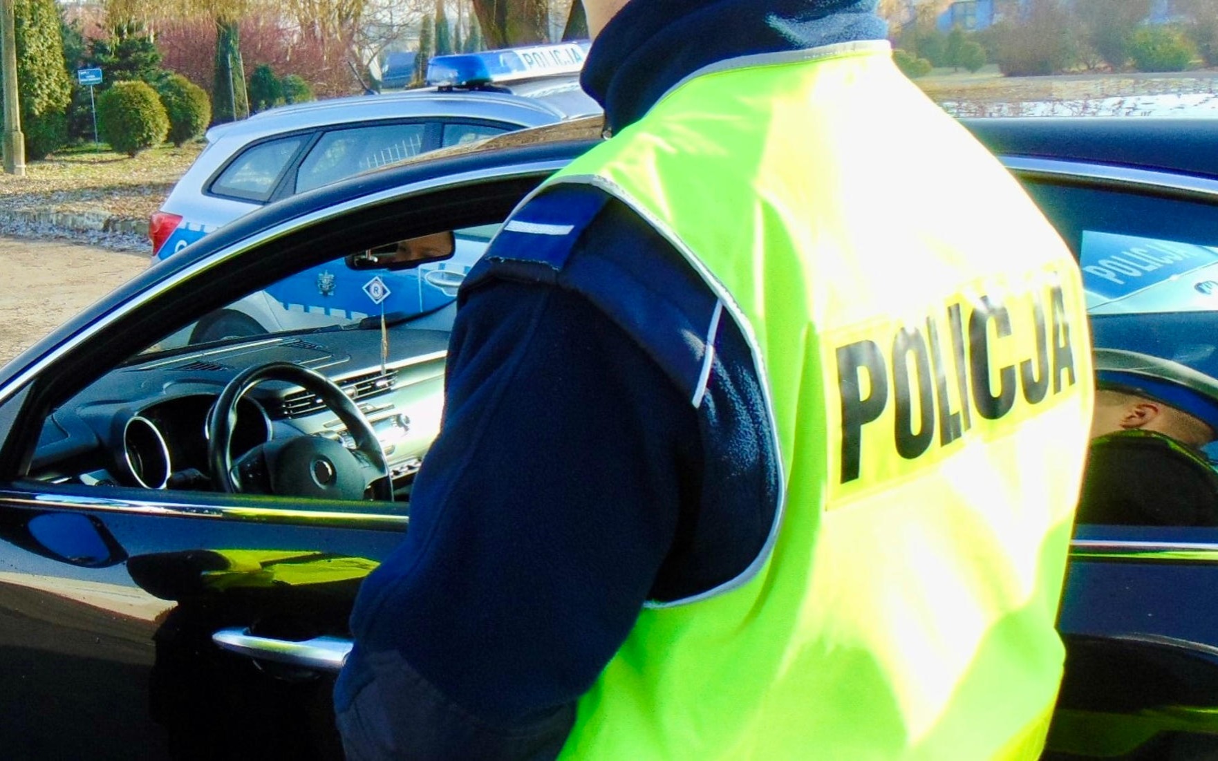 Ze słuchawkami w uszach nie usłyszała, że zamykają toaletę