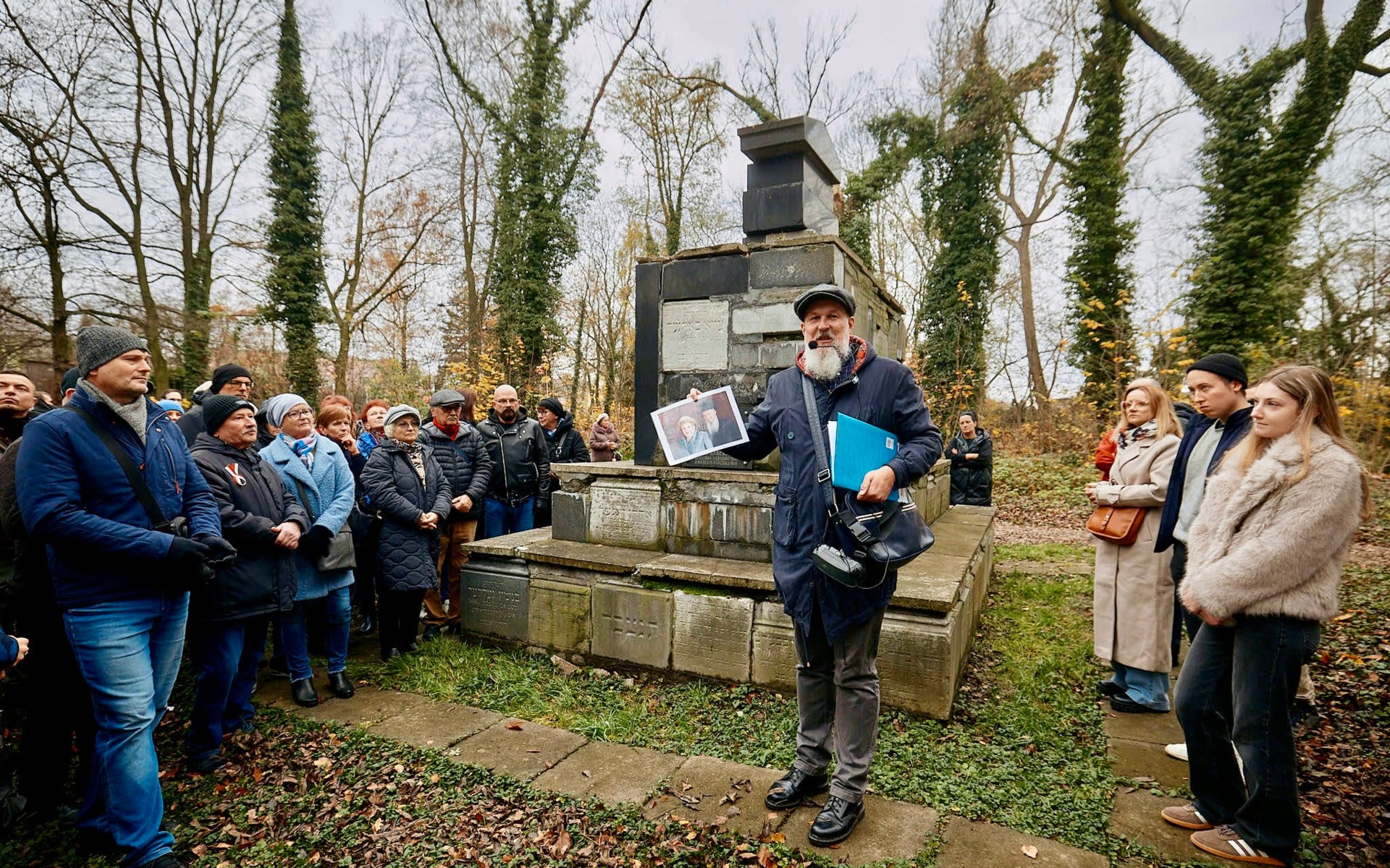 Odnowiony grób Izydora Hirscha w pełnej okazałości – FOTO