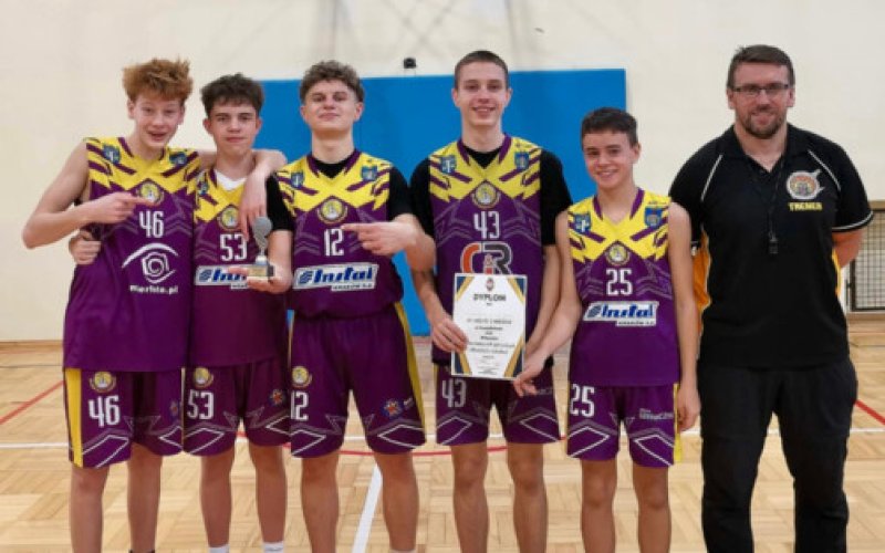 „Dwójka” najlepsza pod powiatowym koszem