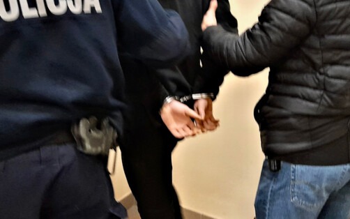 Agresywny 49-latek z Kęt odpowie za groźby i zniszczenia