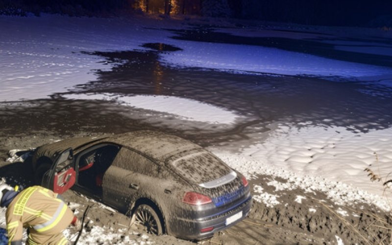 Porsche wpadło do opuszczonego stawu w Grojcu - FOTO