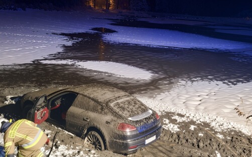 Porsche wpadło do opuszczonego stawu w Grojcu - FOTO