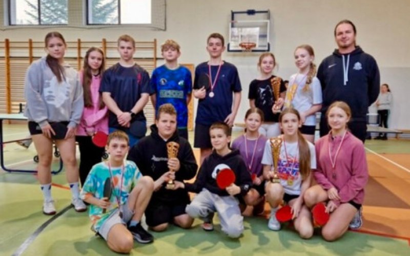 Przy pingpongowych stołach