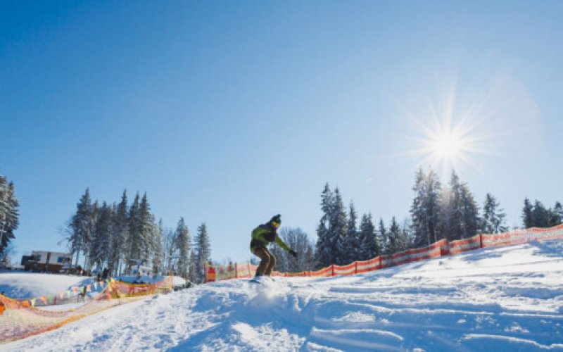 Narty, deska, łyżwy - jak bezpiecznie korzystać z uroków zimy