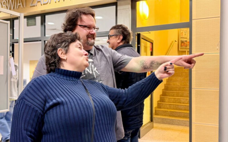 Dym w bibliotece. Wernisaż Piotra Tarczyńskiego - FILM, FOTO