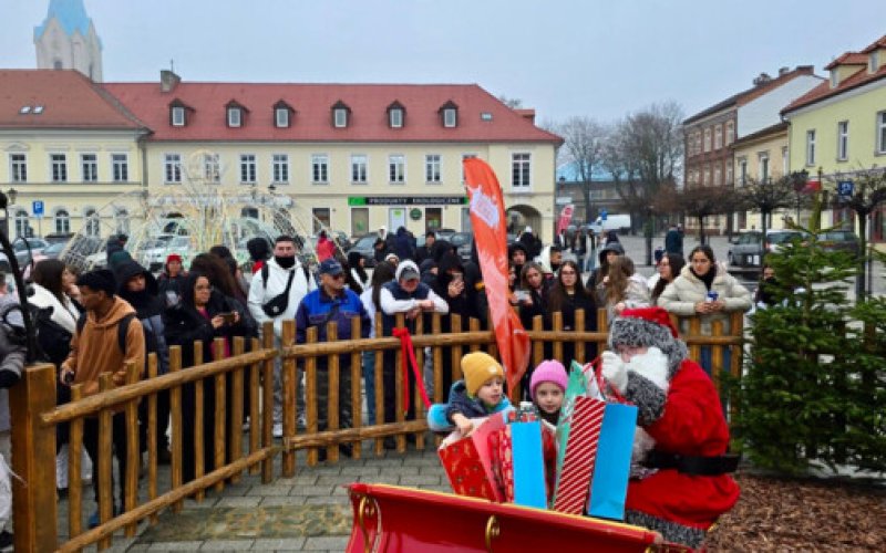 Renifery i miejska choinka. Mikołaj już przyjechał - FOTO