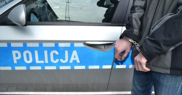 Jechał bez uprawnień, uderzył w bramę w Oświęcimiu