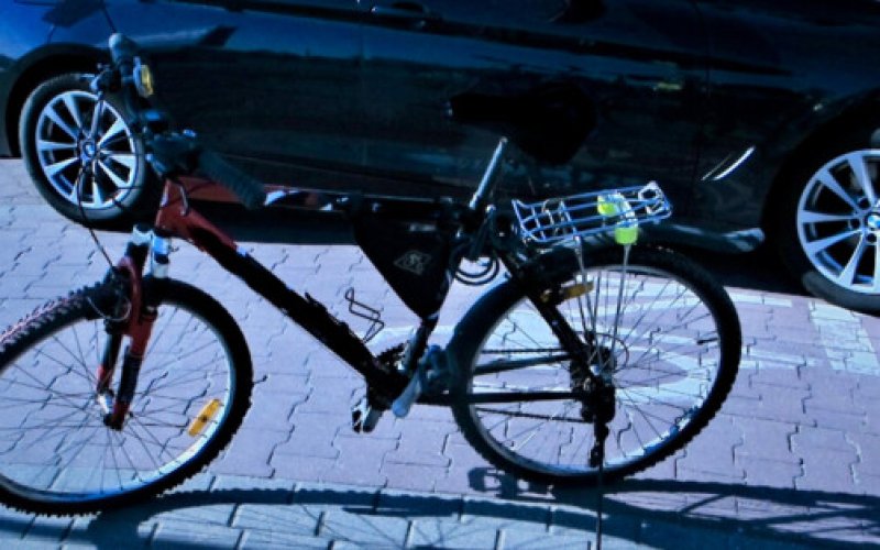 Poszukiwany pięcioma listami wpadł na rowerze