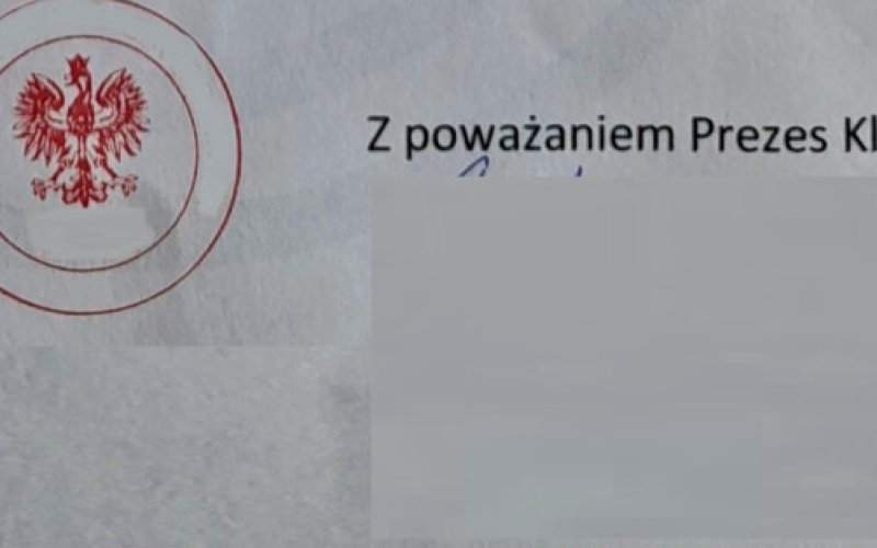 47-latek z pieczęcią z godłem Polski. Sprawa w sądzie