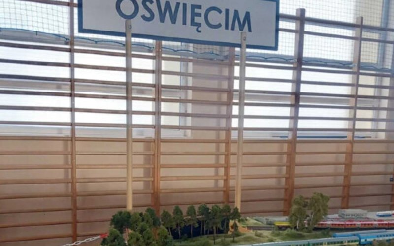 Piętrusek zaprasza na świąteczną podróż w miniaturze