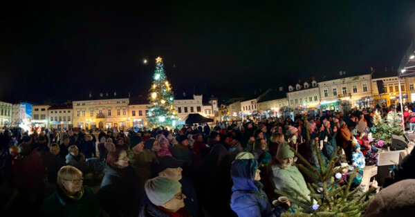 Choinka, kolędy i opłatek na Rynku Głównym w Oświęcimiu