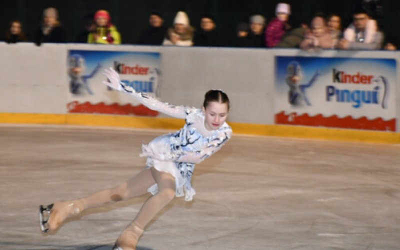 Pokaz na tafli i tłumy mieszkańców. Start lodowiska - FOTO