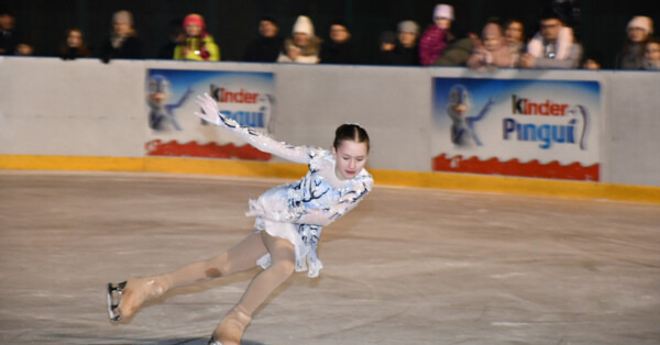 Pokaz na tafli i tłumy mieszkańców. Start lodowiska - FOTO