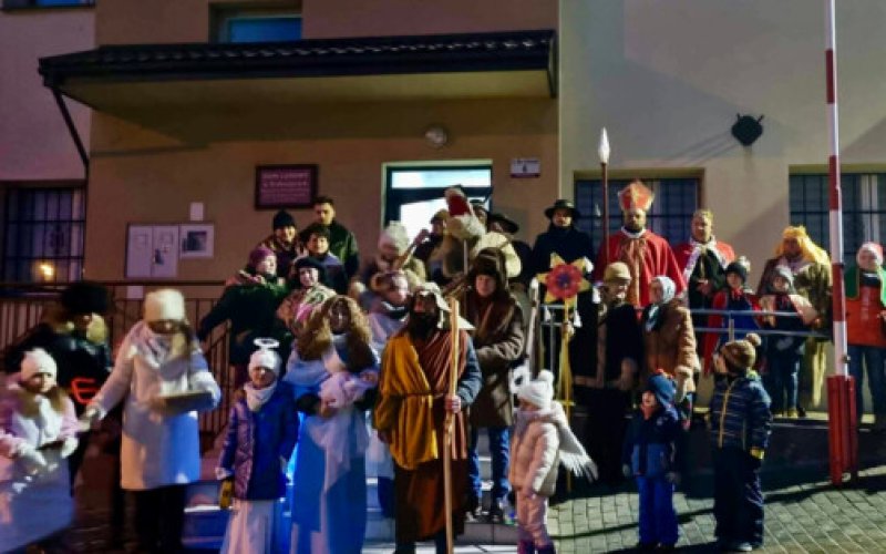 Wieś się jednoczy. Kolędnicy zbierają na naprawę dachu świątyni - FILM, FOTO