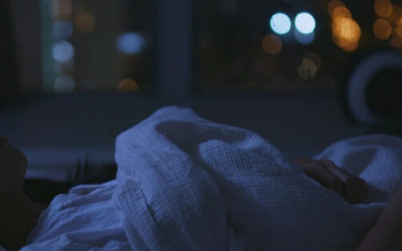 Zastała śpiącego, obcego mężczyznę w łóżku