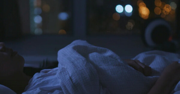 Zastała śpiącego, obcego mężczyznę w łóżku