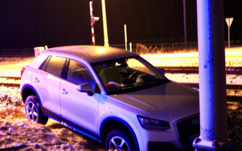 Sylwestrowa jazda audi skończyła się na słupie