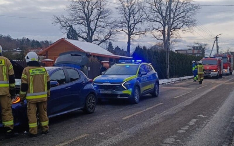 Toyota w słupie. Kierowca bez poważnych obrażeń - FOTO