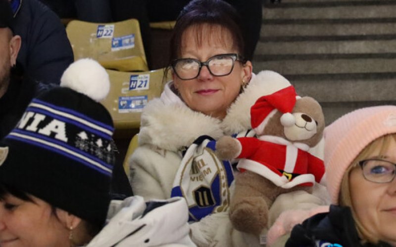 Kibice Unii rzucili misie i 20 tysięcy złotych dla Oskiego - FILM, FOTO