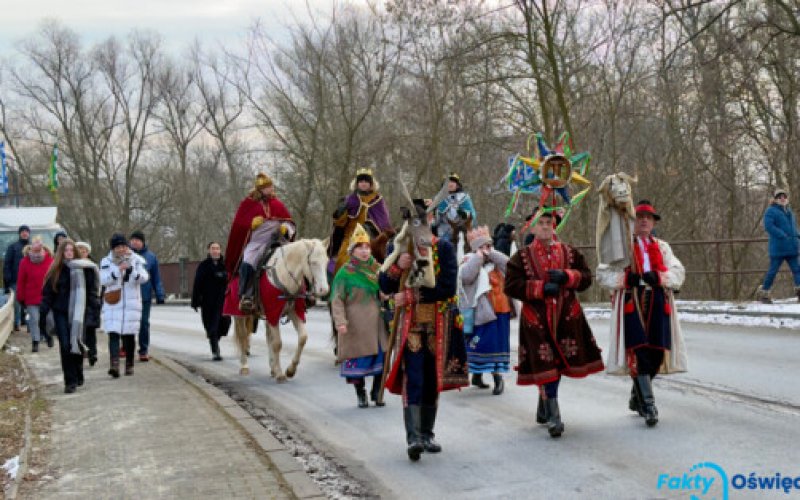Uliczne jasełka, czyli Trzej Królowie na ulicach Oświęcimia - FILM, FOTO