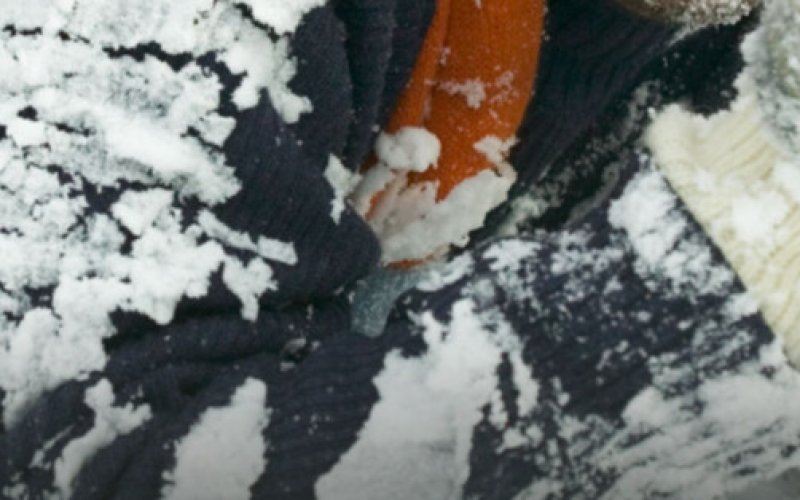 Zauważyli leżącego mężczyznę. Przechodnie pomogli 66-latkowi wrócić do domu